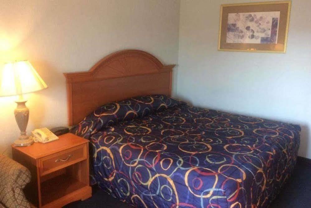 Red Roof Inn אובורן מראה חיצוני תמונה